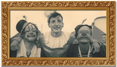 Darix e i suoi fratelli, vestiti da pagliacci. Italia 1940 Darix e i suoi fratelli, vestiti da pagliacci. Italia 1940