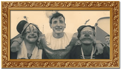 Darix e i suoi fratelli, vestiti da pagliacci. Italia 1940